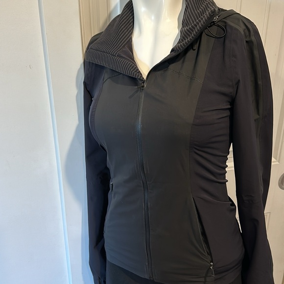Lululemon Women’s Windbreaker Jacket - rare - Picture 6 of 12